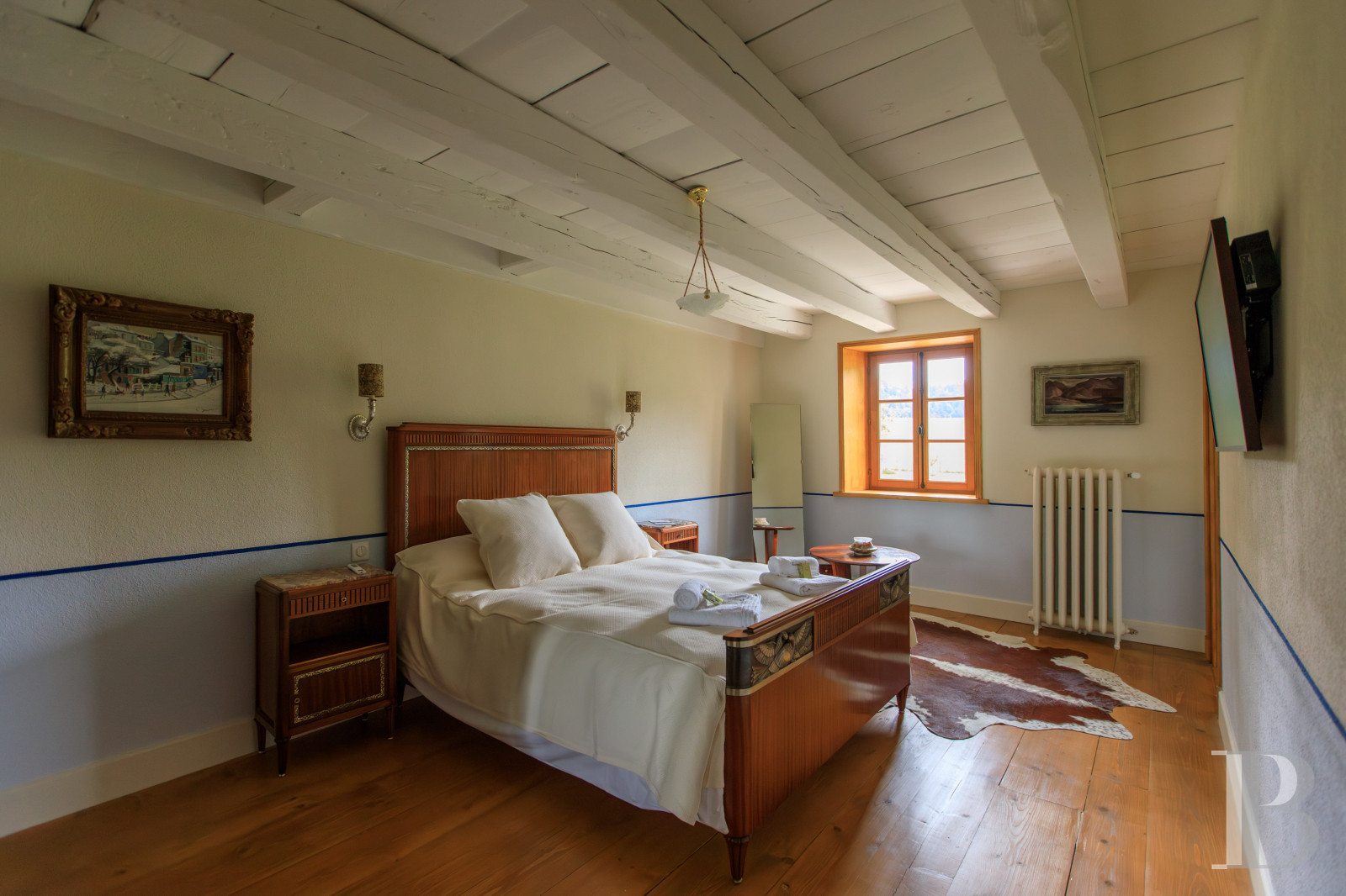 Dans le Haut-Bugey, à mi-chemin entre Lyon et Genève, une ferme abbatiale du 17e siècle transformée en une vaste et confortable demeure.  - photo  n°13